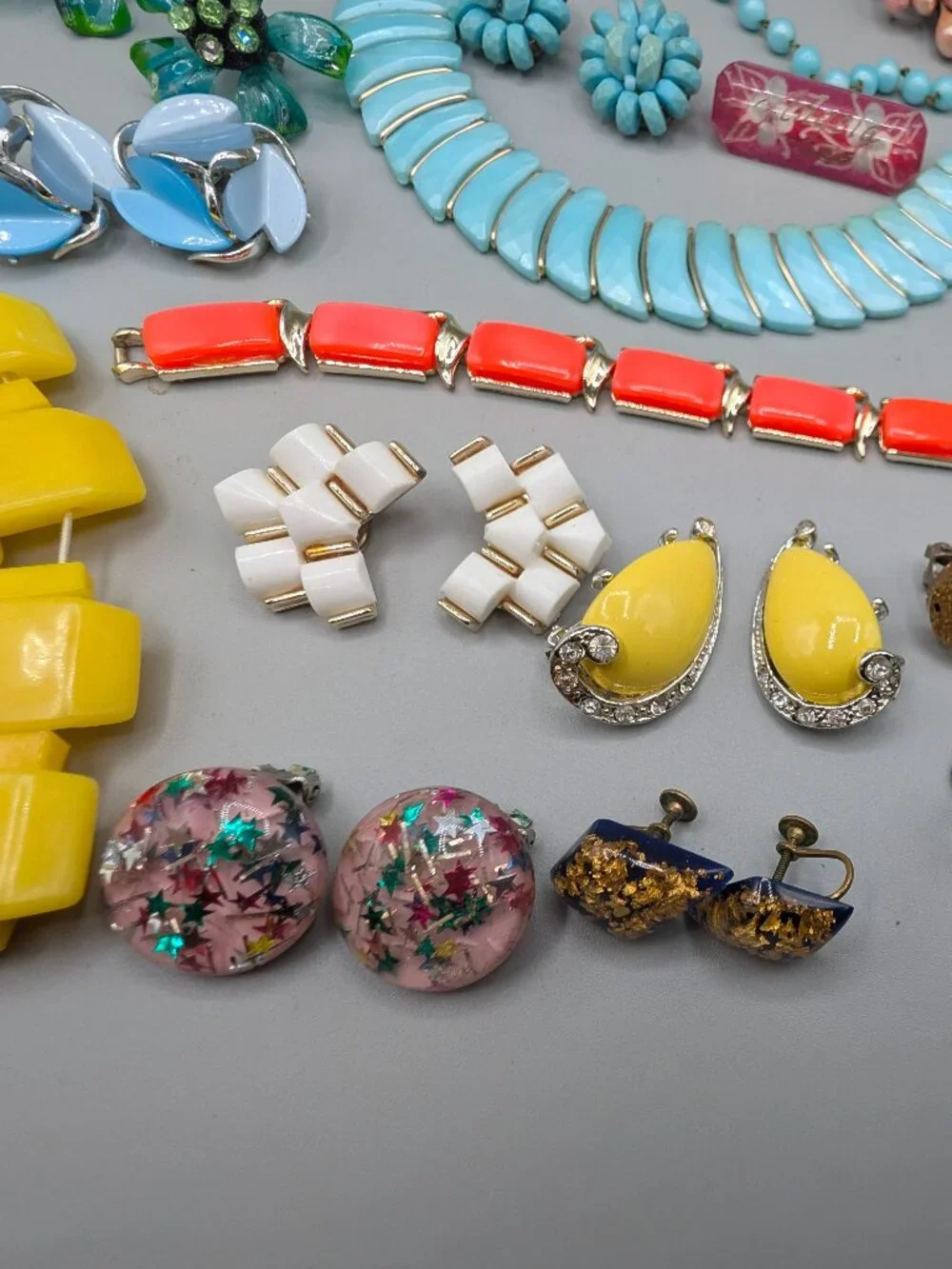 Vintage Early Plastic Jewelry, 12 Pairs Earrings +more - Picture 9 of 14